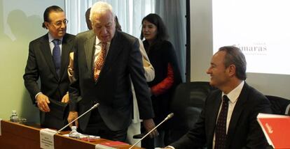 El ministro de Exteriores, José Manuel García-Margallo, se dispone a sentarse junto al presidente de la Generalitat, Alberto Fabra.