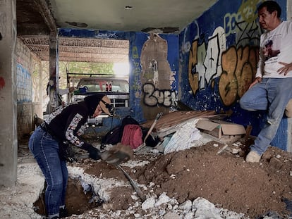 Integrantes del Colectivo Guerreros Buscadores de Jalisco tuvieron que romper el piso de una vivienda abandonada para excavar en búsqueda de restos humanos, Ixtlahuacán de los Membrillos, 14 de octubre de 2025