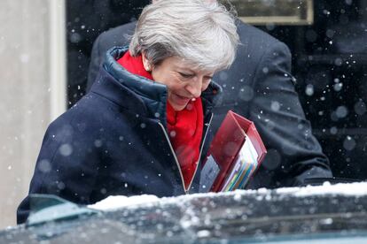 Theresa May sale del 10 de Downing street.