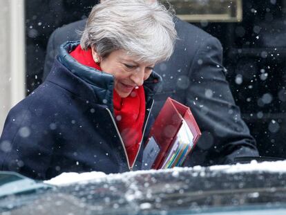 Theresa May  sale del 10 de Downing street.