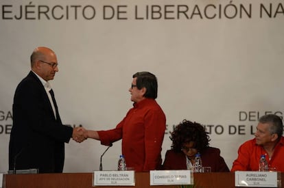 Pablo Beltrán, head of the ELN delegation, and chief government negotiator Mauricio Rodríguez.