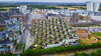 <p>Copenhaguen ha intercanviat el lloc amb Ginebra, que fins ara ocupava el vuitè lloc en el rànquing de ciutats amb millor qualitat de vida i que ara ha caigut al novè. Dins del top 10, tanmateix, els desplaçaments cap amunt o cap avall a la llista no impliquen grans canvis a les ciutats. Si la capital danesa és a dalt és, a més de gràcies a la seva economia forta i dels serveis educatius i la seguretat, per les seves polítiques ambientals, els plans urbanístics que donen prioritat als ciclistes i els vianants, un notable servei de transport públic i la creixent activitat als carrers, amb especial focus en generar comunitat, la cultura i la gastronomia.</p>