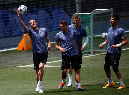 Kroos bromea junto a Kovacic, Bale y Yánez, en el entrenamiento del martes.