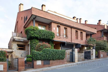 Adosado en Sant Cugat, Barcelona. Una vivienda unifamiliar a pocos kilómetros del centro de Barcelona, con 600 metros cuadrados y seis 6 habitaciones. Hay un club de golf muy cerca. Su precio: 1,25 millones de euros.