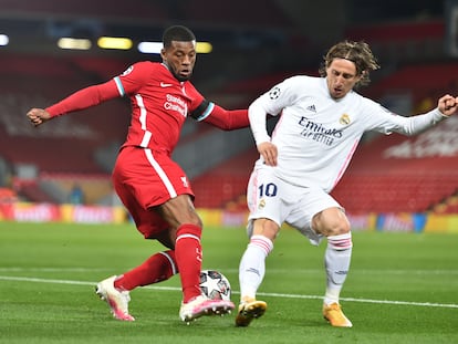 Wijnaldum trata de regatear a Modric durante el Liverpool-Real Madrid disputado el pasado miércoles en Anfield.  / (EFE/EPA)