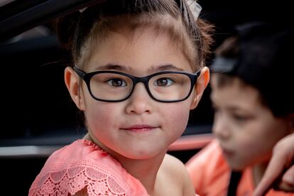 Una niña con sus gafas.