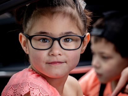 Una niña con sus gafas.