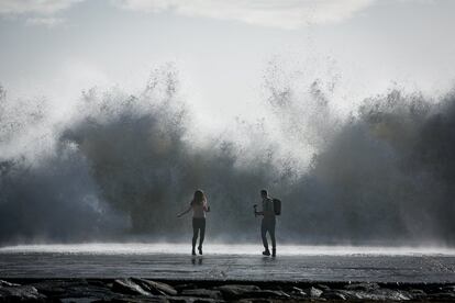Una parella intenta fer-se una foto a la platja del Bogatell, a Barcelona. 