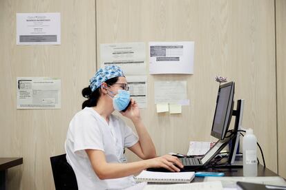 Una médica hace el seguimiento de sus pacientes vía telefónica en Barcelona.