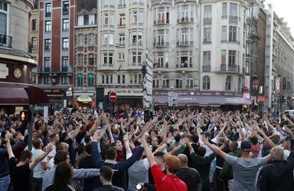 Centenares de aficionados en la plaza de Lille (Francia).