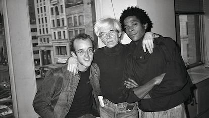 Keith Haring, Andy Warhol y Jean Michel en el estudio de Warhol en el 860 de Broadway, el 23 de abril de 1984.