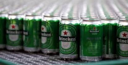 Latas de cerveza Heineken. 