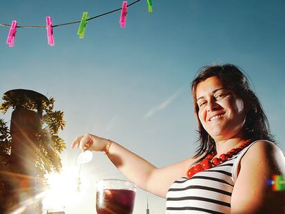Laura y su tinto de verano