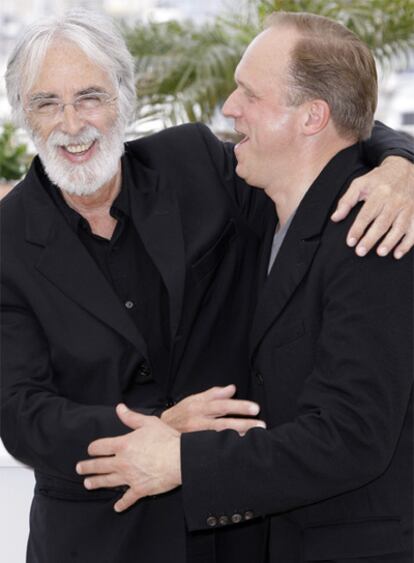 Michael Haneke (izquierda), con el actor Ulrich Tukur, ayer en Cannes.