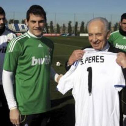 El presidente israelí, Simon Peres, posando con una camiseta del Real Madrid con su nombre en el dorsal, junto con Cristiano Ronaldo, Sergio Ramos, Iker Casillas y Jose Mourinho