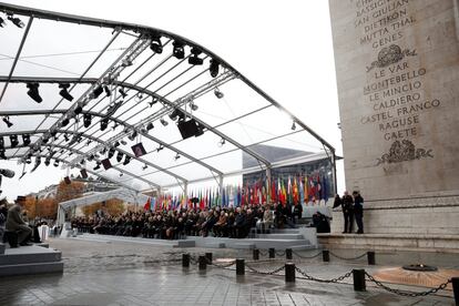 La ceremonia comenzó con un minuto de silencio al pie del Arco del Triunfo, donde sonó la Marsellesa, el himno nacional francés, en honor a los caídos.