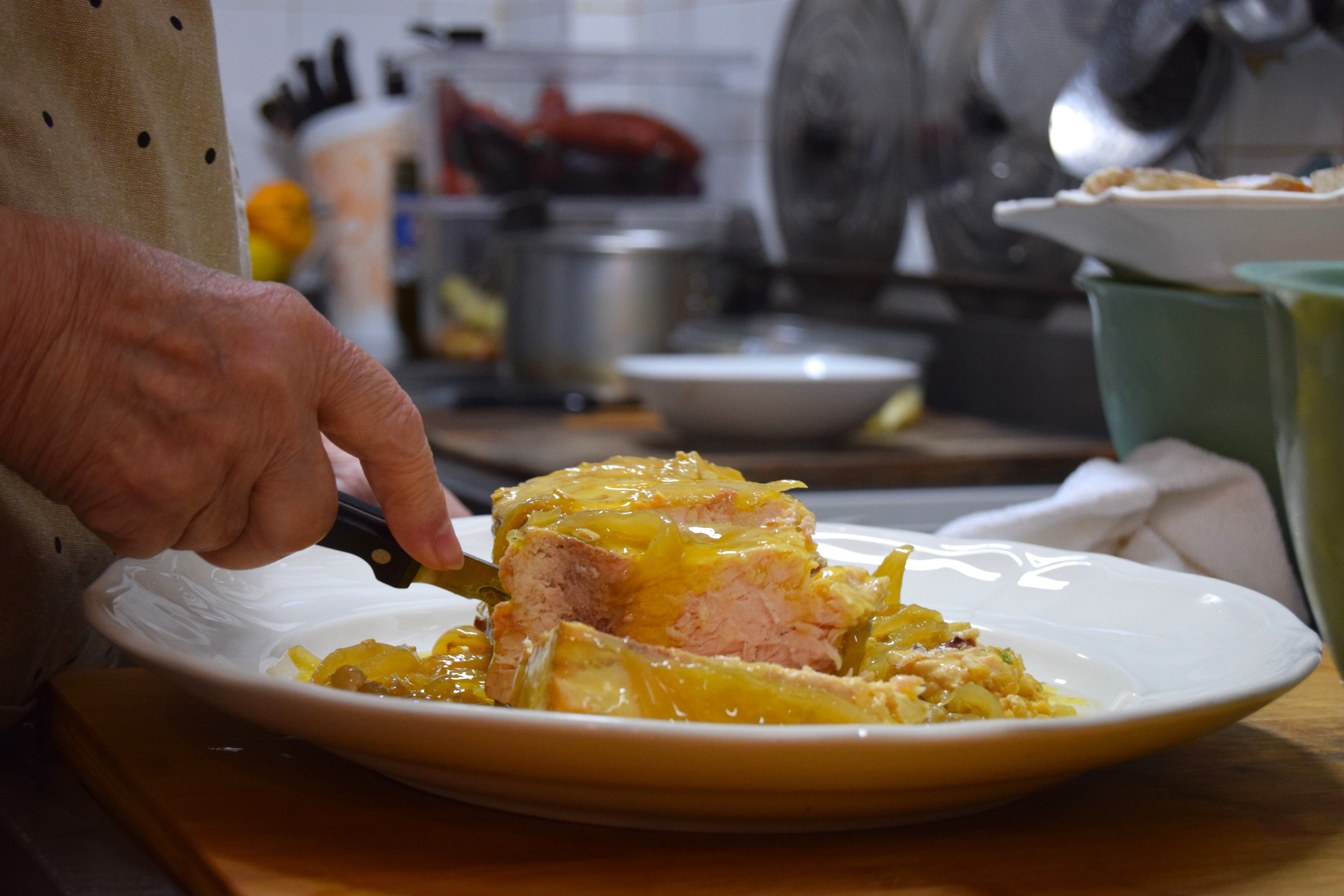 Ramona preparando una ración de pez espada al horno