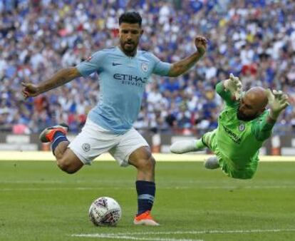 Agüero remata ante la oposición de Caballero, meta del Chelsea.