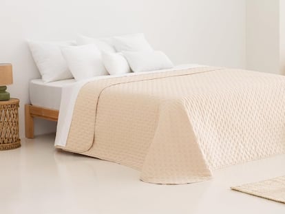 Artículo de EL PAÍS Escaparate sobre una colcha para primavera que ofrece ligereza y transpirabilidad.