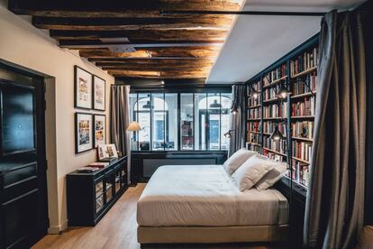 Interior de La Librairie, uma antiga livraria transformada em suíte no bairro parisiense do Marais.