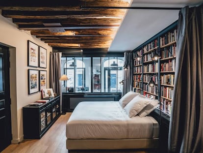 Interior de La Librairie, uma antiga livraria transformada em suíte no bairro parisiense do Marais.