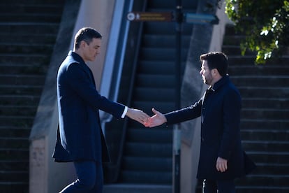 Pedro Sánchez (i) y Pere Aragonès (d), se saludan a su llegada a la XXVII Cumbre Hispano-Francesa, en el Museo Nacional de Arte de Cataluña (MNAC), el 19 de enero de 2023, en Barcelona.