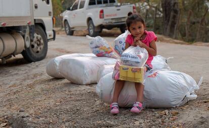 Todo el mundo puede contraer la enfermedad de la covid-19, pero no a todo el mundo le afecta de la misma manera la crisis económica que acecha tras esta crisis sanitaria. Para las familias vulnerables de Florida y Copán Ruinas, en Honduras, el bloqueo ha provocado la ausencia de ingresos económicos por completo. Ahora dependen completamente de la entrega de alimentos y kits de higiene por parte de organizaciones humanitarias.