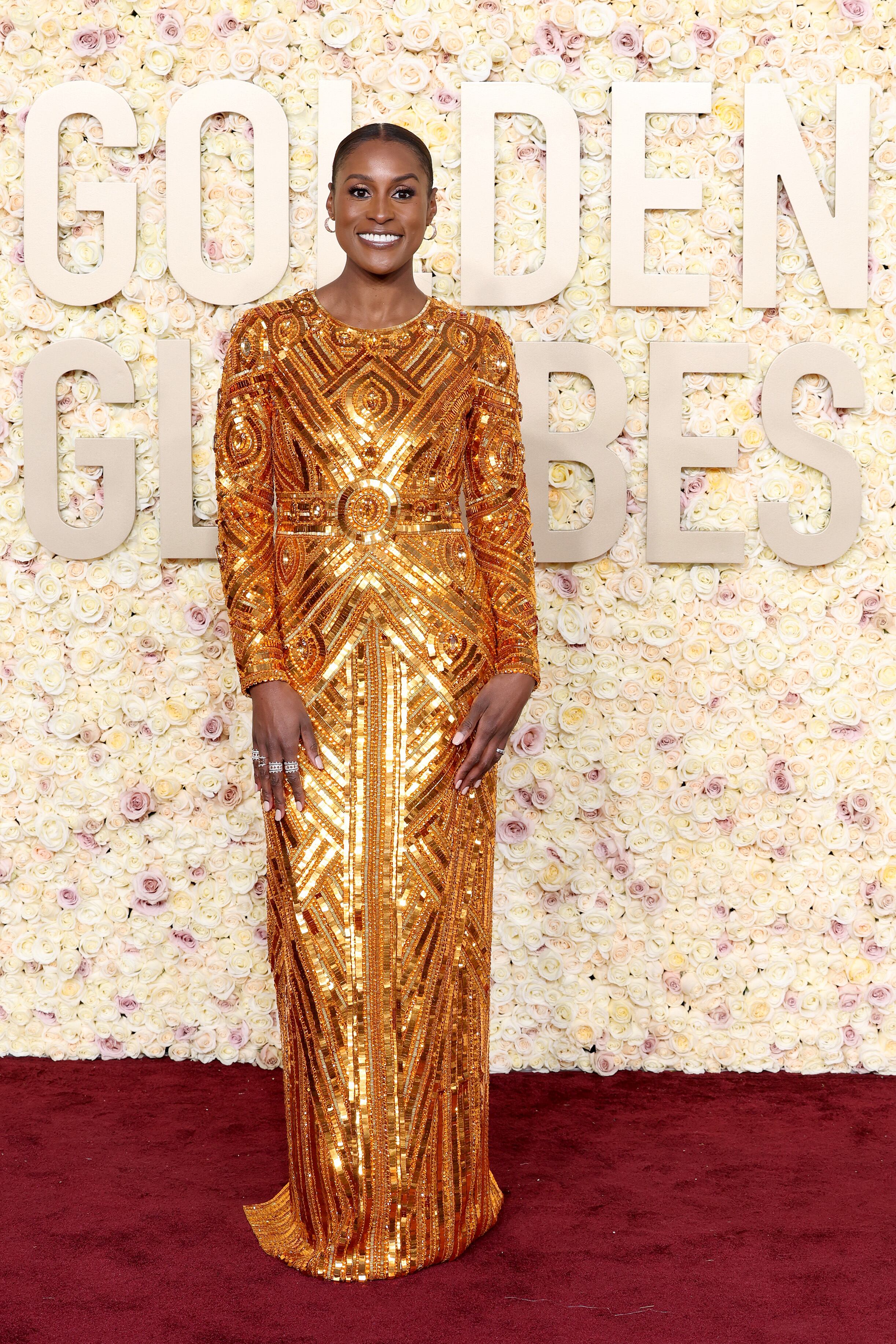 Issa Rae, otra de las presentadoras de la noche, con vestido en tono cobre de lentejuelas de Pamella Roland.