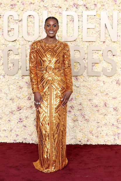 Issa Rae, otra de las presentadoras de la noche, con vestido en tono cobre de lentejuelas de Pamella Roland.