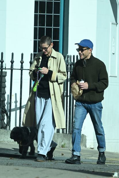 Emma Corrin y Rami Malek. Lady Di y Freddie Mercury de la mano durante la última semana de la moda en París. Emma Corrin, que encarnó a la princesa de Gales en la serie ‘The Crown’, y Rami Malek, que protagonizó ‘Bohemian Rhapsody’, la película sobre el vocalista de Queen, fueron también fotografiados en la capital británica hace unas semanas. Desde entonces, los artistas han aparecido en todas las imágenes que han captado los paparazis sonrientes, mirándose con un profundo afecto. El tabloide británico ‘Daily Mail’ filtró unas fotos poco después de ambos dándose un beso mientras paseaban a un perro en un parque de Londres.