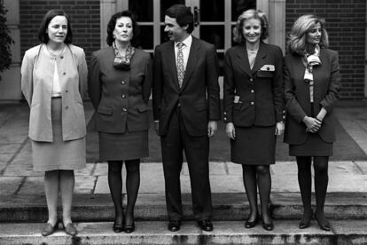 José María Aznar posa con sus ministras en la entrada de Moncla , de izda. a dcha : Loyola de Palacio , Agricultura; Margarita Mariscal, Justicia; Esperanza Aguirre, Educación y Cultura; y por último Isabel Tocino, Medio Ambiente, el 7 de mayo de 1996.