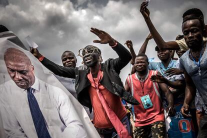 Los partidarios del líder opositor Martin Fayulu, cantan y bailan mientras marchan por las calles del distrito Ndjili, de Kinshasa (República del Congo), el 19 de diciembre de 2018.