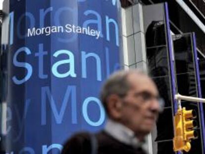En la imagen, un poster publicitario de Morgan Stanley, en la fachada de la sede de Nueva York, Estados Unidos. EFE/Archivo