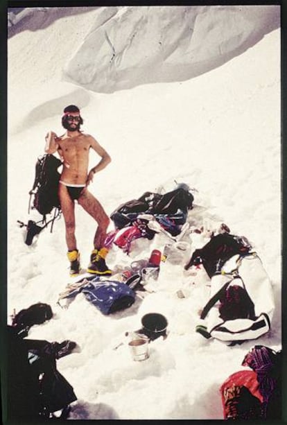 Así de 'veraniego' posó Simón Elías para la foto de portada de su libro 'Alpinismo bisexual y otros escritos de altura'.