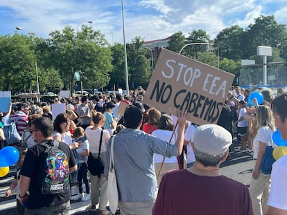 Cientos de personas se manifiestan a mediados de junio en contra de la Escuela Europea Acreditada en el Ramiro de Maeztu.