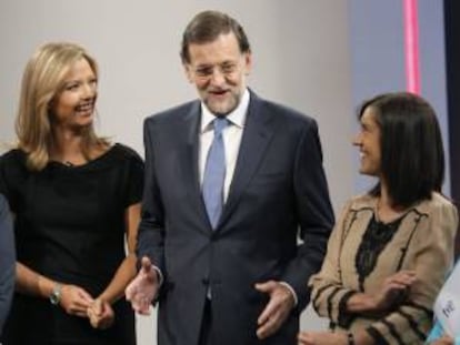 El presidente del Gobierno, Mariano Rajoy (c), conversa con las periodistas María Casado (i) y Anabel Pérez (dcha), momentos antes de la entrevista en la 1 de TVE, esta noche en los estudios Buñuel.