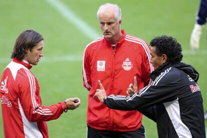 El técnico del Salzburgo da instrucciones a sus jugadores.