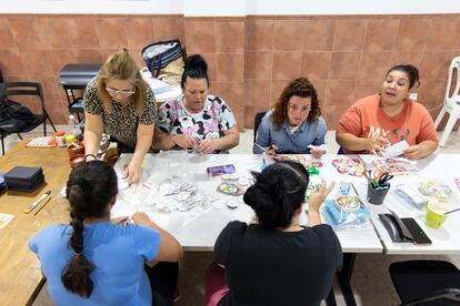 Varias mujeres del barrio participan en un taller de manualidades de la Asociación Misioneros de la Esperanza.
