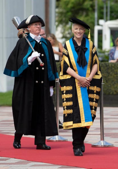 Annie fue nombrada rectora honoraria de Glasgow Caledonian University de Escocia. La cantante se convirtió así en la primera mujer en ocupar este célebre puesto.

Tomaba el relevo de Muhammad Yunus, Premio Nobel de la Paz. Con la ceremonia noruega también tiene una relación a largo plazo: en 2007 actuó en la gala de entrega de premios en Oslo.