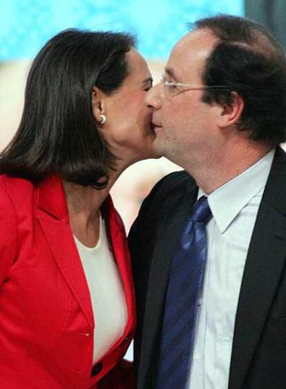 Ségolène Royal besa a François Hollande en un mitin en marzo en Limoges.