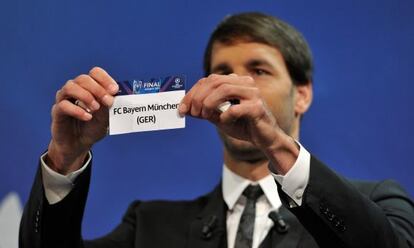 Van Nistelrooy muestra el papel con el nombre del Bayern Múnich en el sorteo.