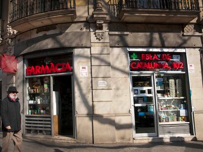 Las recetas magistrales se acumulan en la centenaria farmacia Tarrés, más conocida como por Del Camen, en referencia a la calle en la que se enclava. Fundada en 1883, da servicio en el casco antiguo de Barcelona.