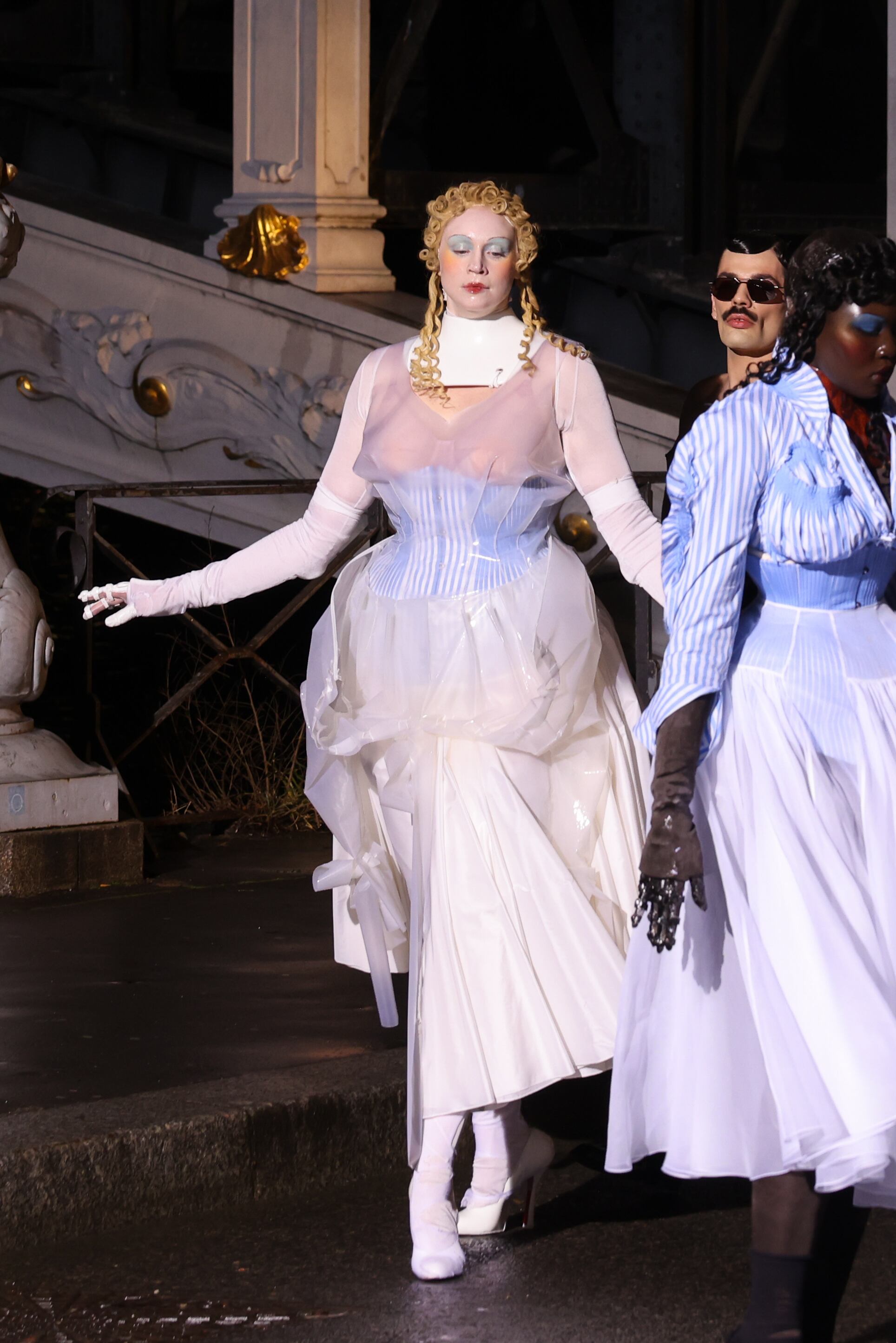 La actriz Gwendoline Christie cerró el desfile de Margiela durante la semana de la alta costura de París.