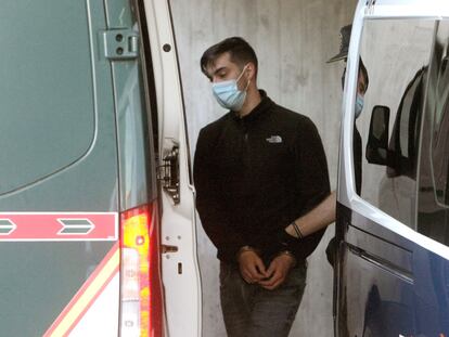El detenido es trasladado a un furgón de la Guardia Civil en los juzgados de A Coruña, este miércoles.