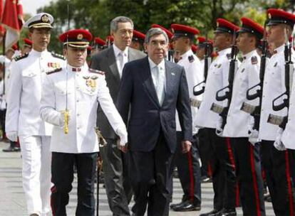 El presidente de Costa Rica, Óscar Arias (centro), y el primer ministro de Singapur (detrás), Lee Hsien Loong, ayer en el país asiático