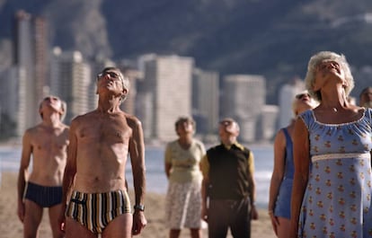 Un grupo de mayores hace gimnasia en una playa de Benidorm.