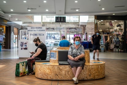 Three people take refuge in a mall in the San Blas neighborhood in the east of Madrid.