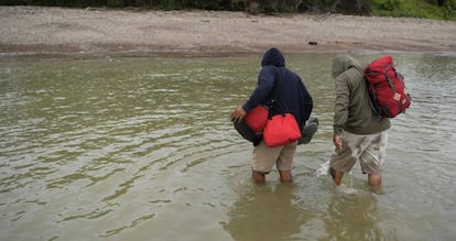 Dos hombres cruzan el río San Juan que divide a Nicaragua de Costa Rica.