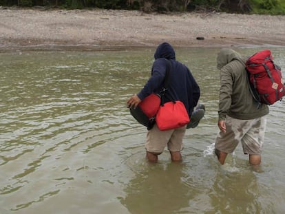 Dos hombres cruzan el río San Juan que divide a Nicaragua de Costa Rica.