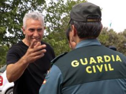 El líder jornalero del Sindicato Andaluz de Trabajadores (SAT) Diego Cañamero (i), conversa con un capitán de la Guardia Civil durante la ocupación de la finca propiedad del Ministerio de Defensa "Las Turquillas" en la provincia de Sevilla. EFE/Archivo